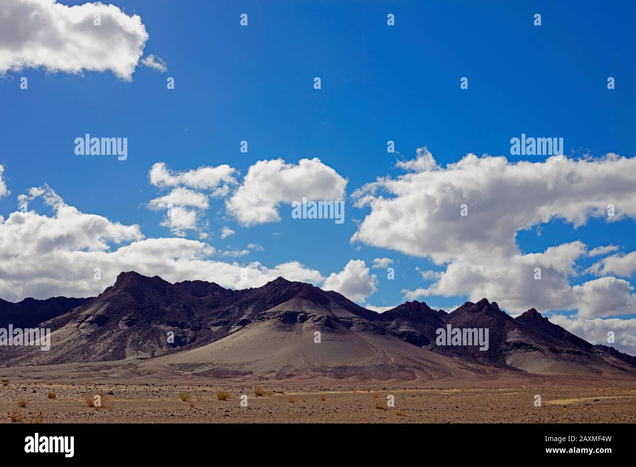 picturesquely weathered outlier mountains in desert scenery in the hinterland of the Oranje border river, Aussenkehr National Park, Namibia Stock Photo