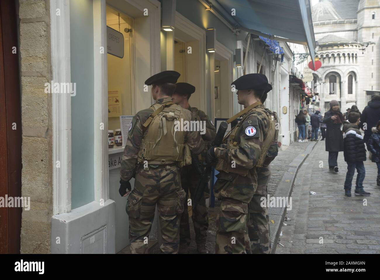 French soldiers hungrily eyeing crepes in Paris, pasakdek Stock Photo