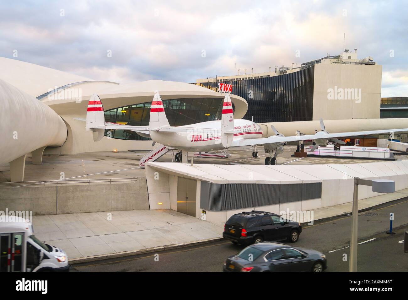 TWA (TRANS WORLD AIRLINES) HOTEL IN THE FORMER TWA TERMINAL TWA (TRANS WORLD AIRLINES) HOTEL IN THE FORMER TWA TERMINAL