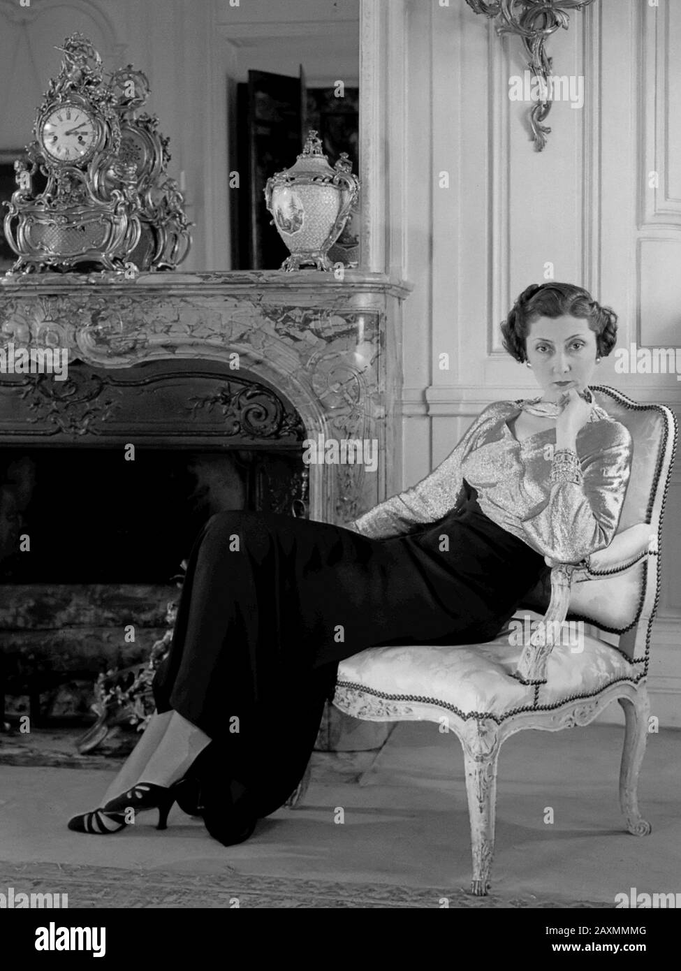De gravin van Parijs poseert in een hôtel in Parijs in een japon van Paquin  1936 Stock Photo