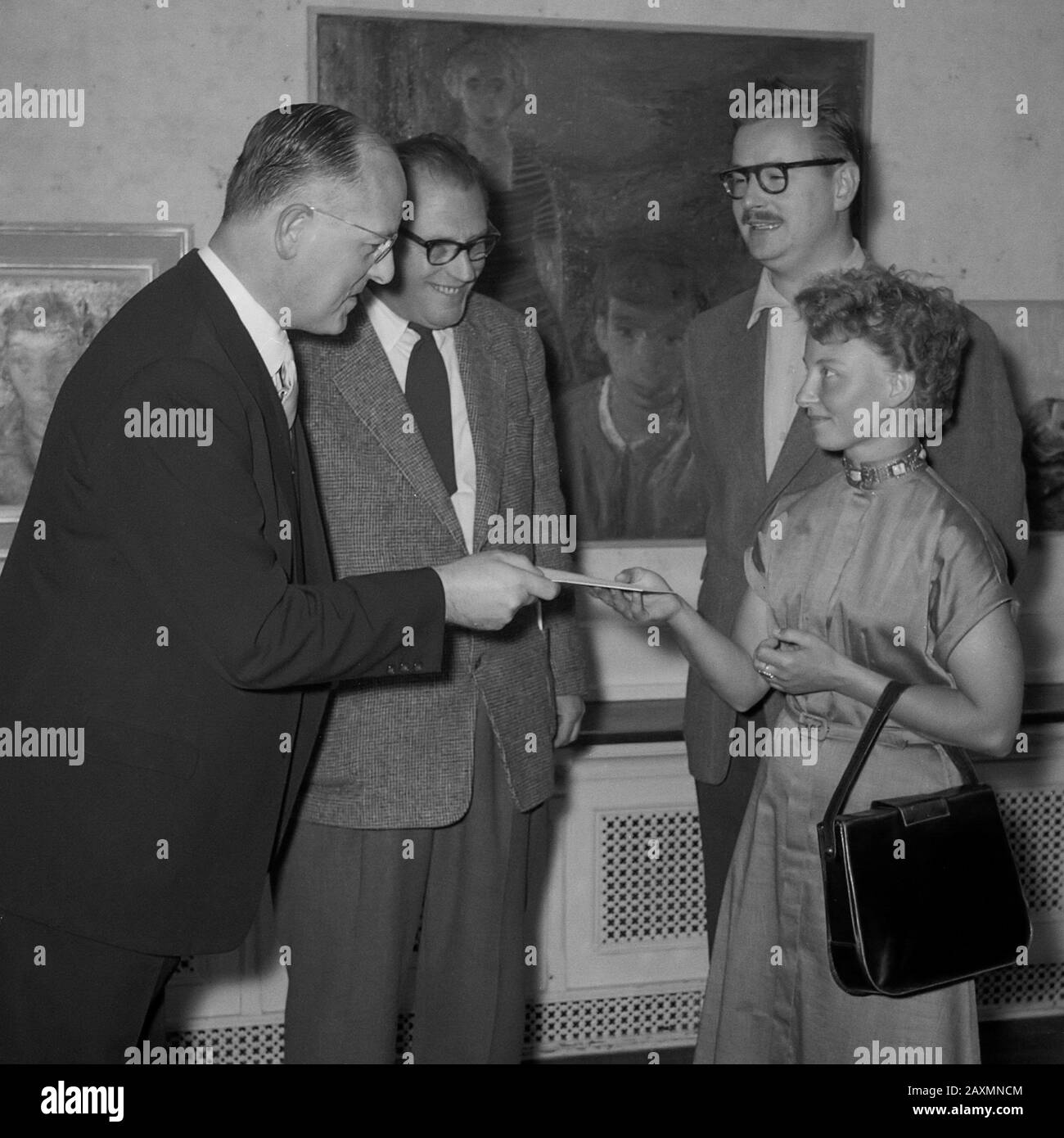 Presentation J. Mari Price Hague, Co Westerik mayor Schokking W. Hussen, Jeny Dalenoord July 30, 1955 Stock Photo