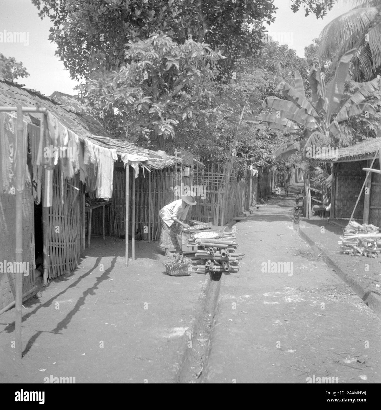 Kampong Java Date: 1946 Creator: Poll, Willem van de Filenumber: 255-6721 URL: http://beeldbank.nationaalarchief.nl/na:col1:dat451610 Tong Tong Fair 2010 The National Archives, EYE Film Institute Netherlands and the Dutch Institute for Sound and presenting never seen before archive material about Dutch East Indies and Indonesia in the Culture Pavilion at the Tong Tong Fair from 19 to May 30 in the Hague. The project Images for the Future, in which these three organizations work together on a digitization process, this year has the theme 'Indonesia'. More information on http://www.beeldenvoorde Stock Photo