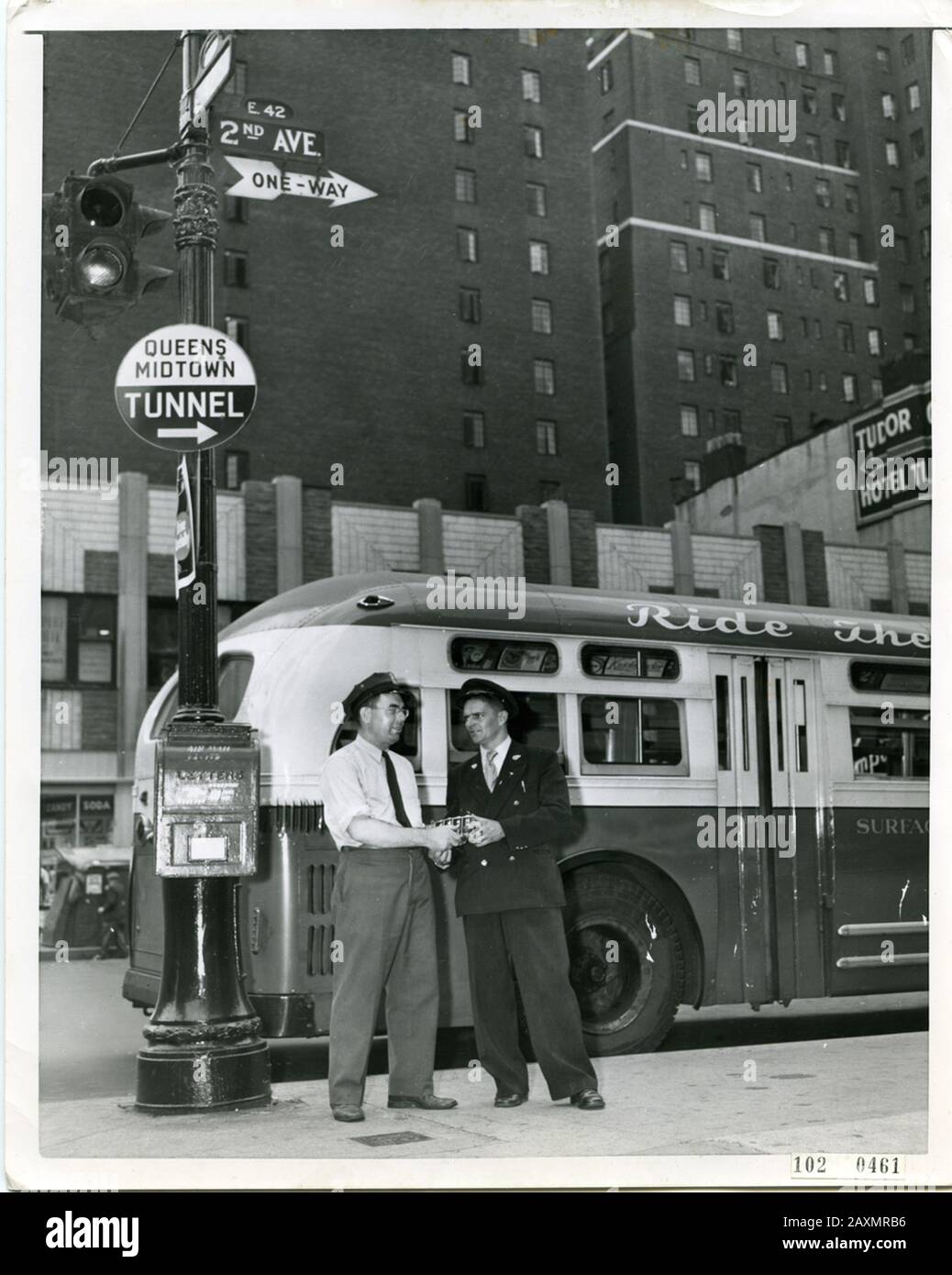 The Dutch driver Gannet (right) receives change of Peter McInerney, superintendent of the Third Avenue Railway System, at the corner of 42nd Street and 2nd Avenue in New York. Van Gent is a New York bus boards / The Dutch Bus driver Gannet (right) Receives change of Peter Mclnerney, inspector of the Third Avenue Railway System, on the corner of 42nd Street and 2nd Avenue in New York for a month. Ghent will drive a New York bus during one month. Date: September 19, 1952 Filenumber 102-0461 Creator: United Press URL: http://beeldbank.nationaalarchief.nl/na:col1:dat393031 For more information abo Stock Photo