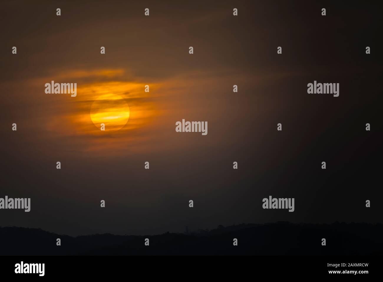 Red sun bushfire hi-res stock photography and images - Alamy