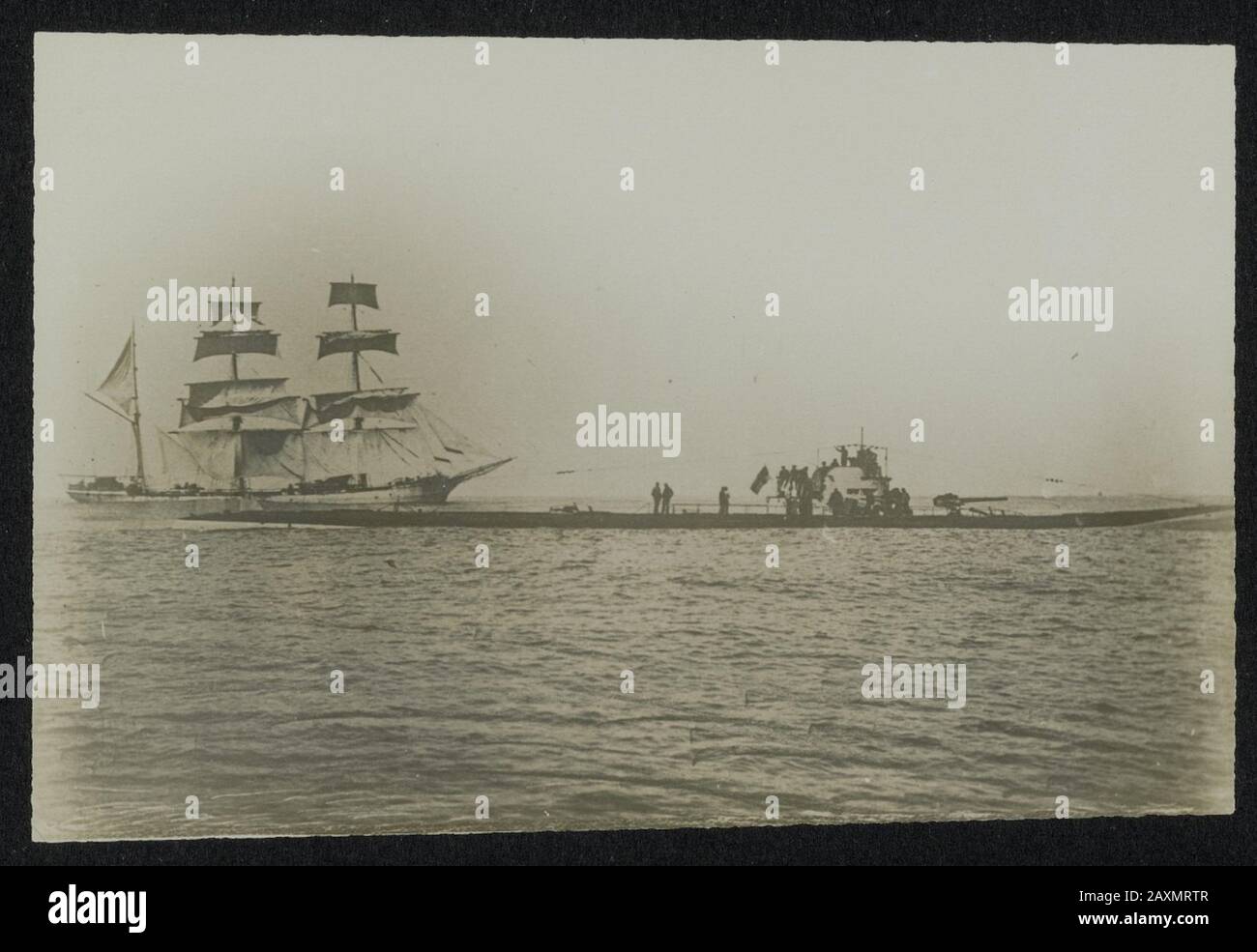 National Archive Collection War. (158-0291) Submarine met sailing vessel. Stock Photo