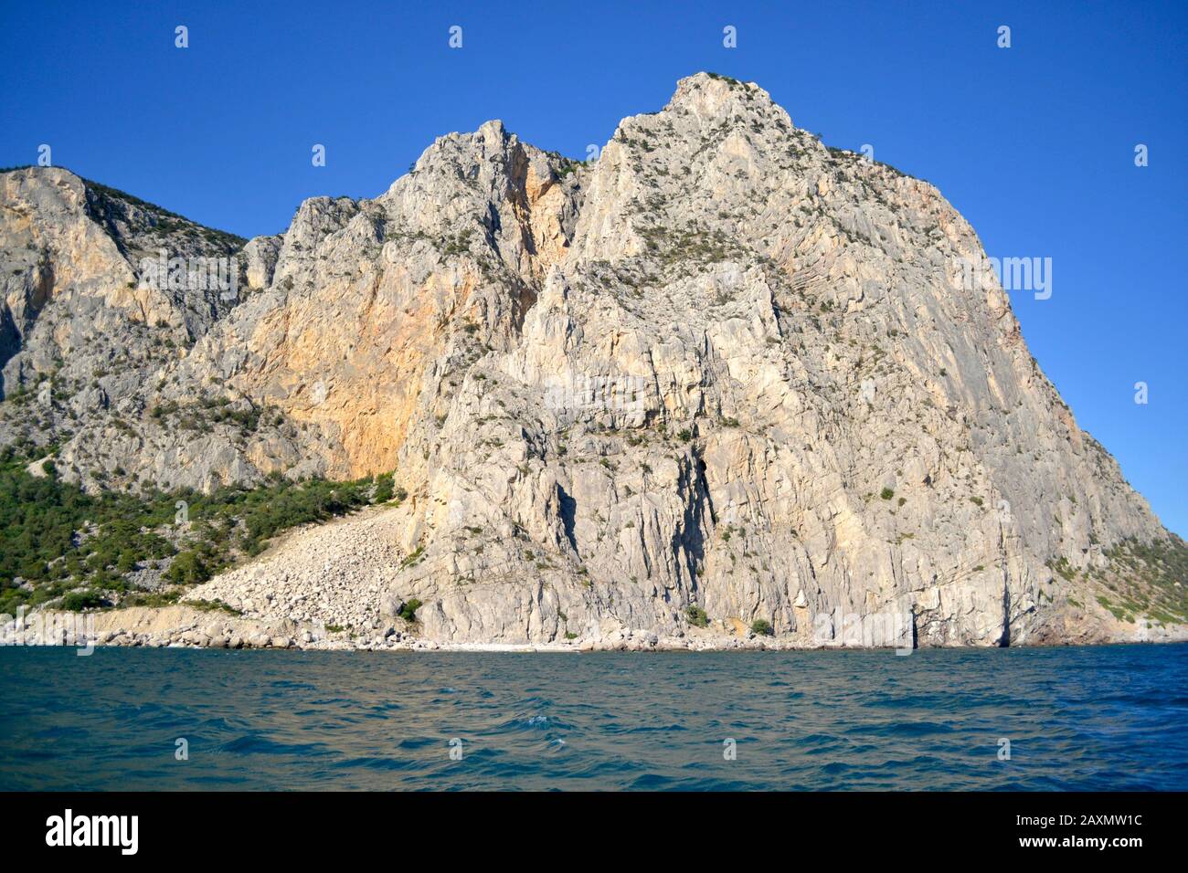 Black rocks on sea hi-res stock photography and images - Alamy