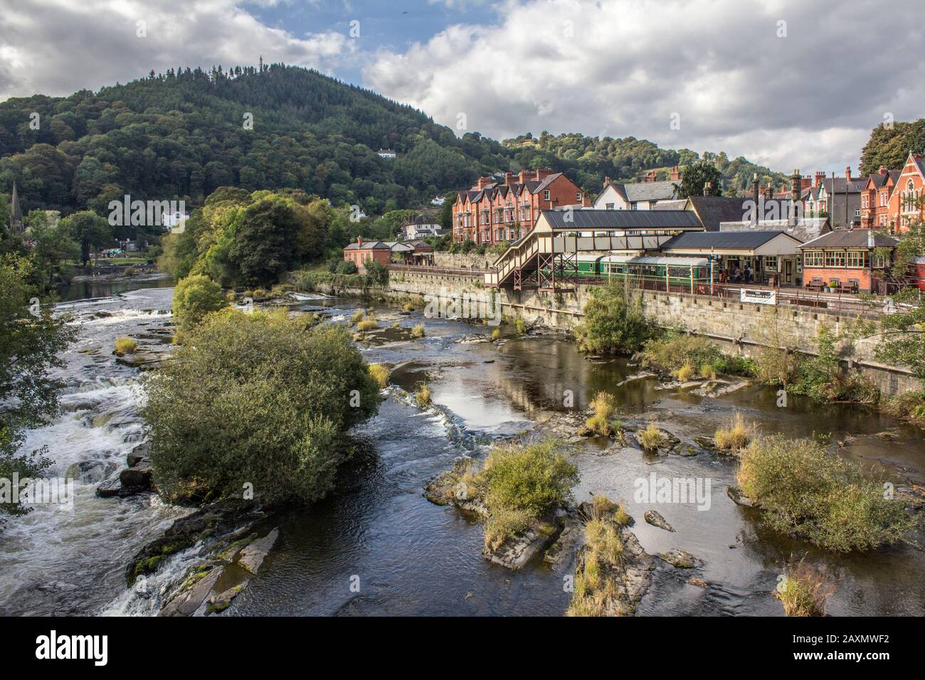 Llangollen is a small town and community in Denbighshire, north-east Wales, on the River Dee at the edge of the Berwyn mountains Stock Photo