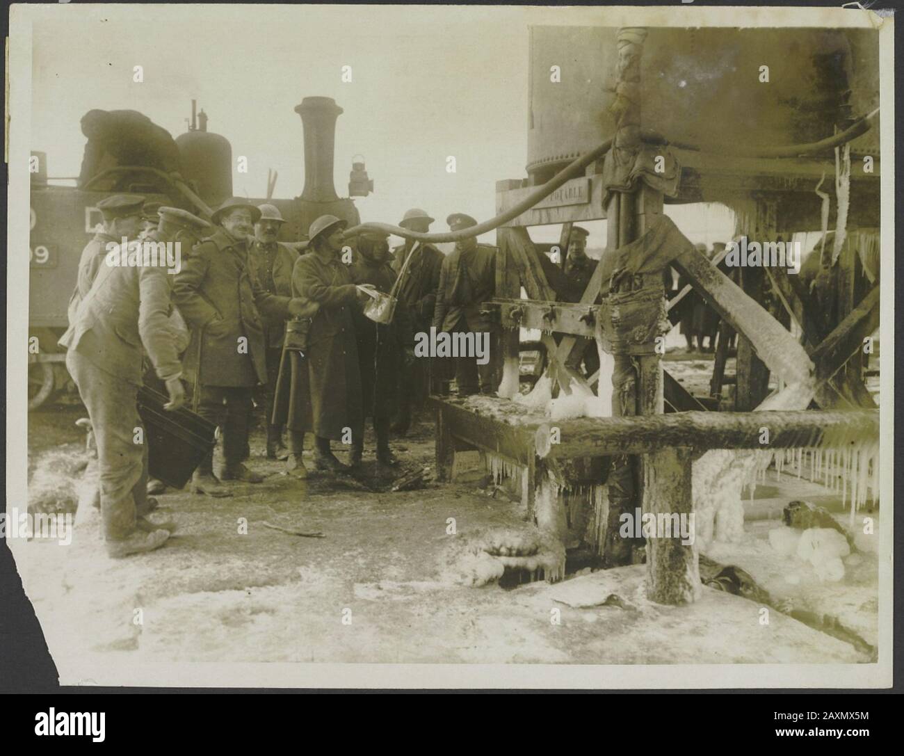 National Archive Collection War. (158-1696) Taking into water on the way up to the trenches, the Western Front. Water intake towards the front Stock Photo