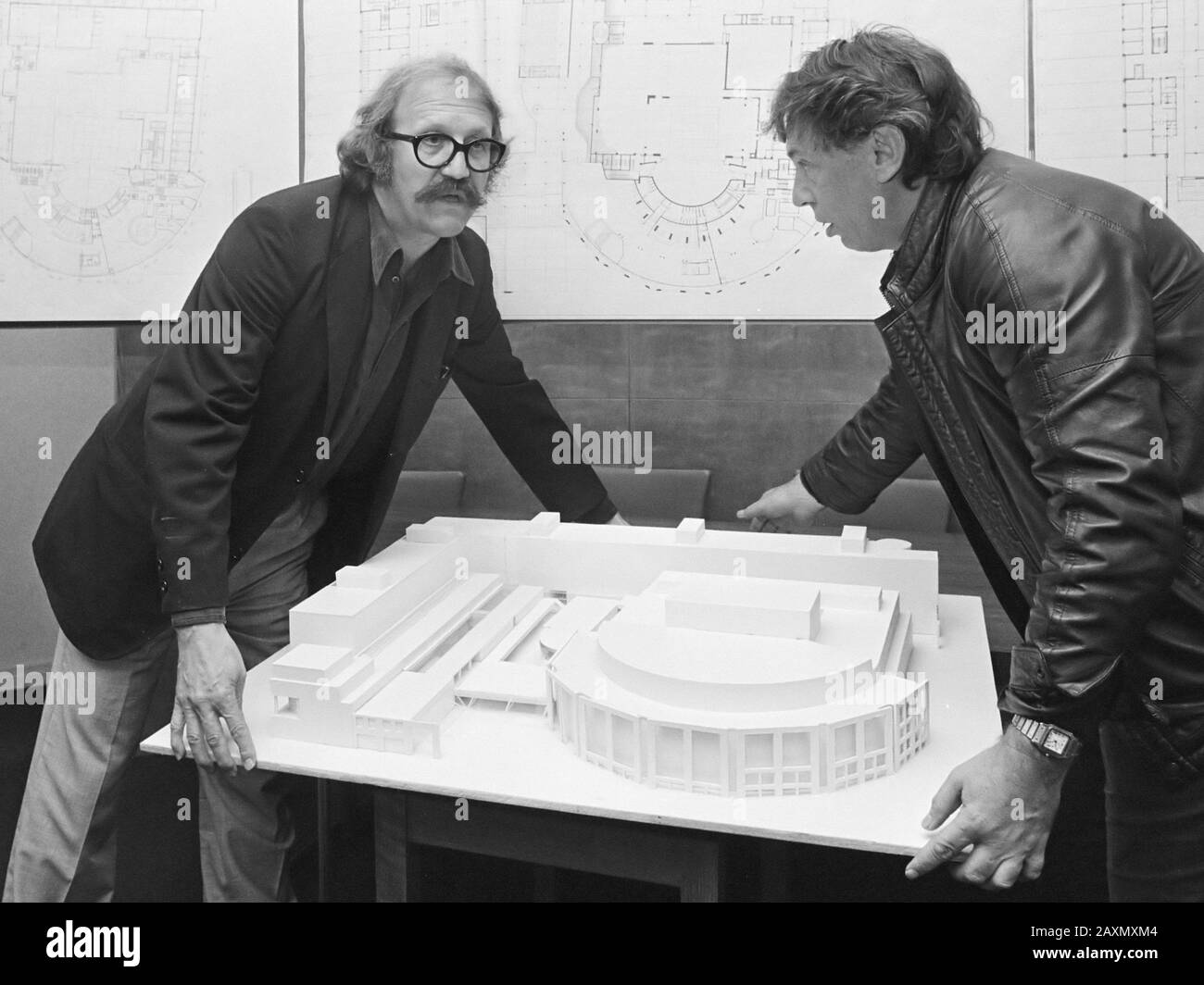Assembly Committee on Construction Hall / Music Theater; Wilhelm Holzbauer (l.) And Cees Dam September 25, 1981 Stock Photo