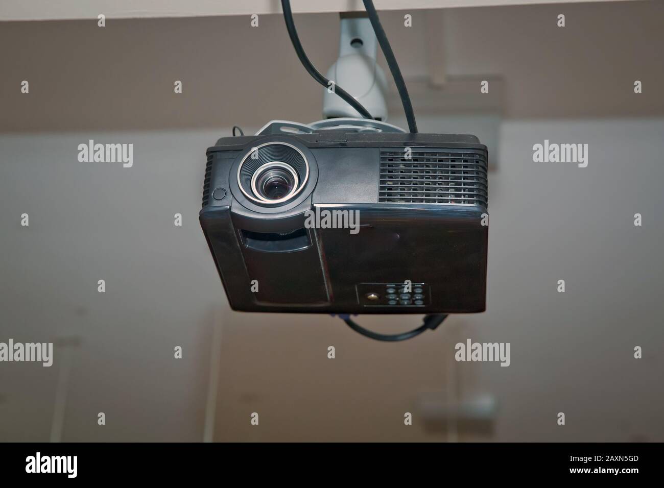 A white overhead projector on ceiling indoors. Modern video projector on  ceiling in room . Black Projector hang on white ceiling in big meeting room  Stock Photo - Alamy