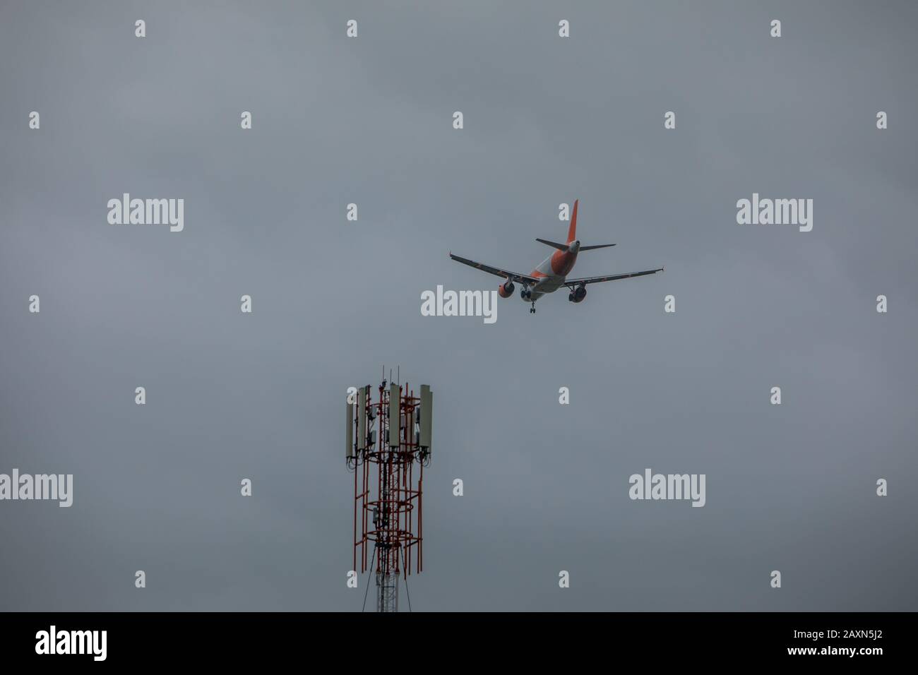 Plane taking off in slow hi-res stock photography and images - Alamy