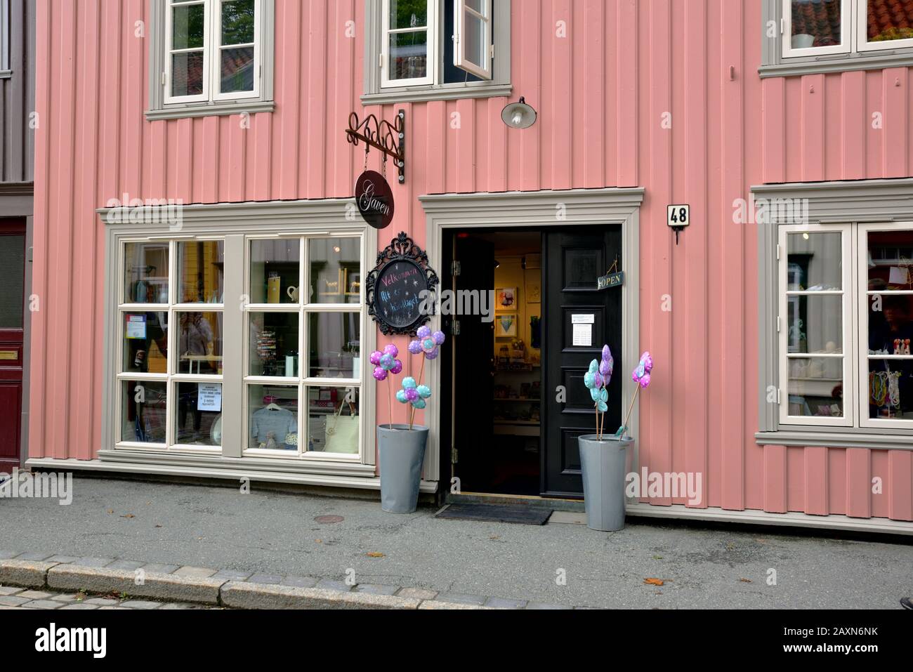 Galleri Gaven, or the Gift Gallery, is a crafts and gift shop with a  notable pink facade in the Bakklandet district of Trondheim, Norway Stock  Photo - Alamy