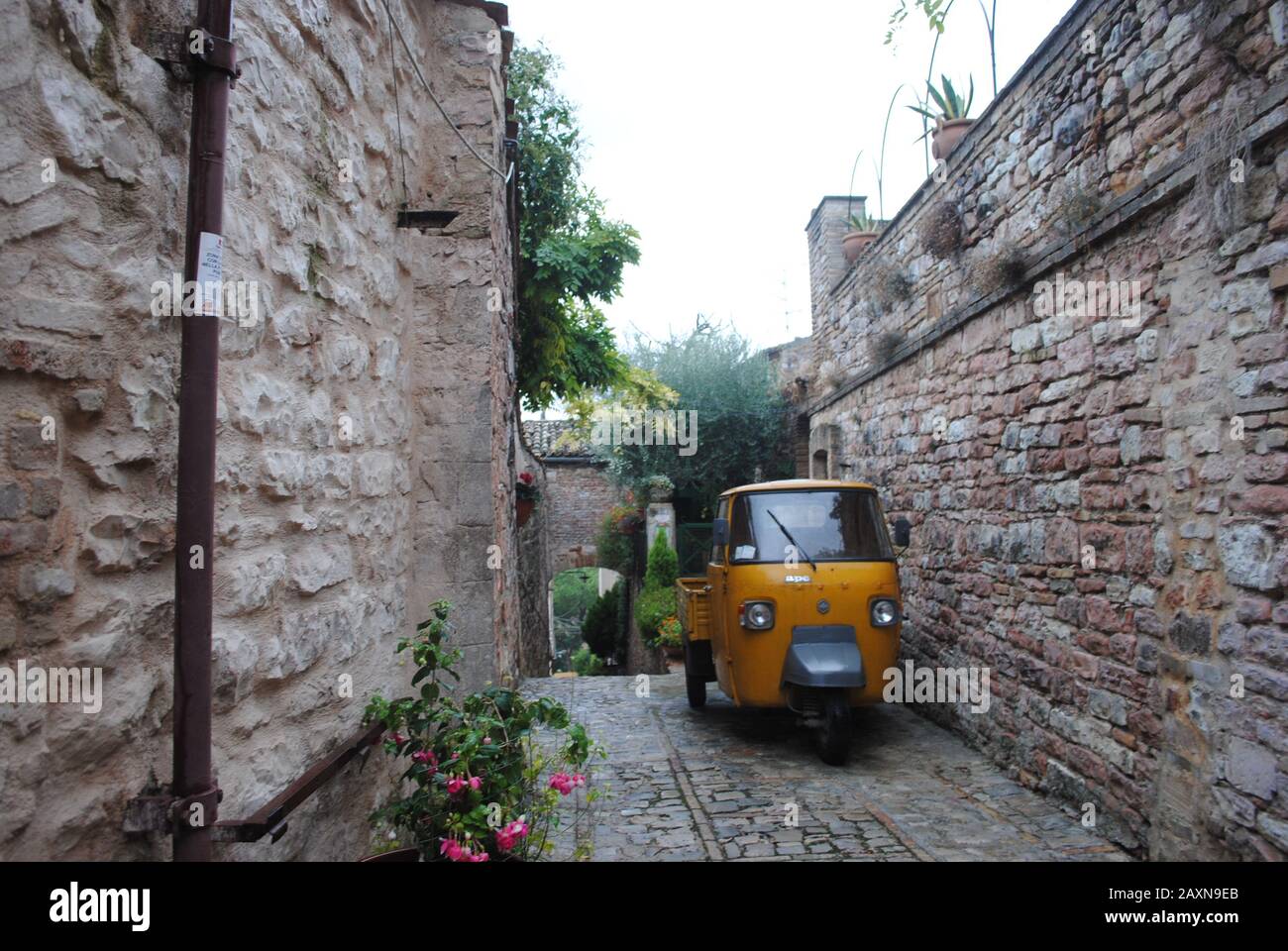Vintage yellow vehicle hi-res stock photography and images - Alamy