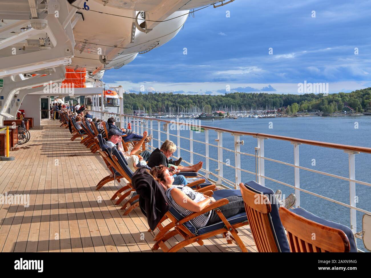 Promenade deck chairs ship hi-res stock photography and images - Alamy