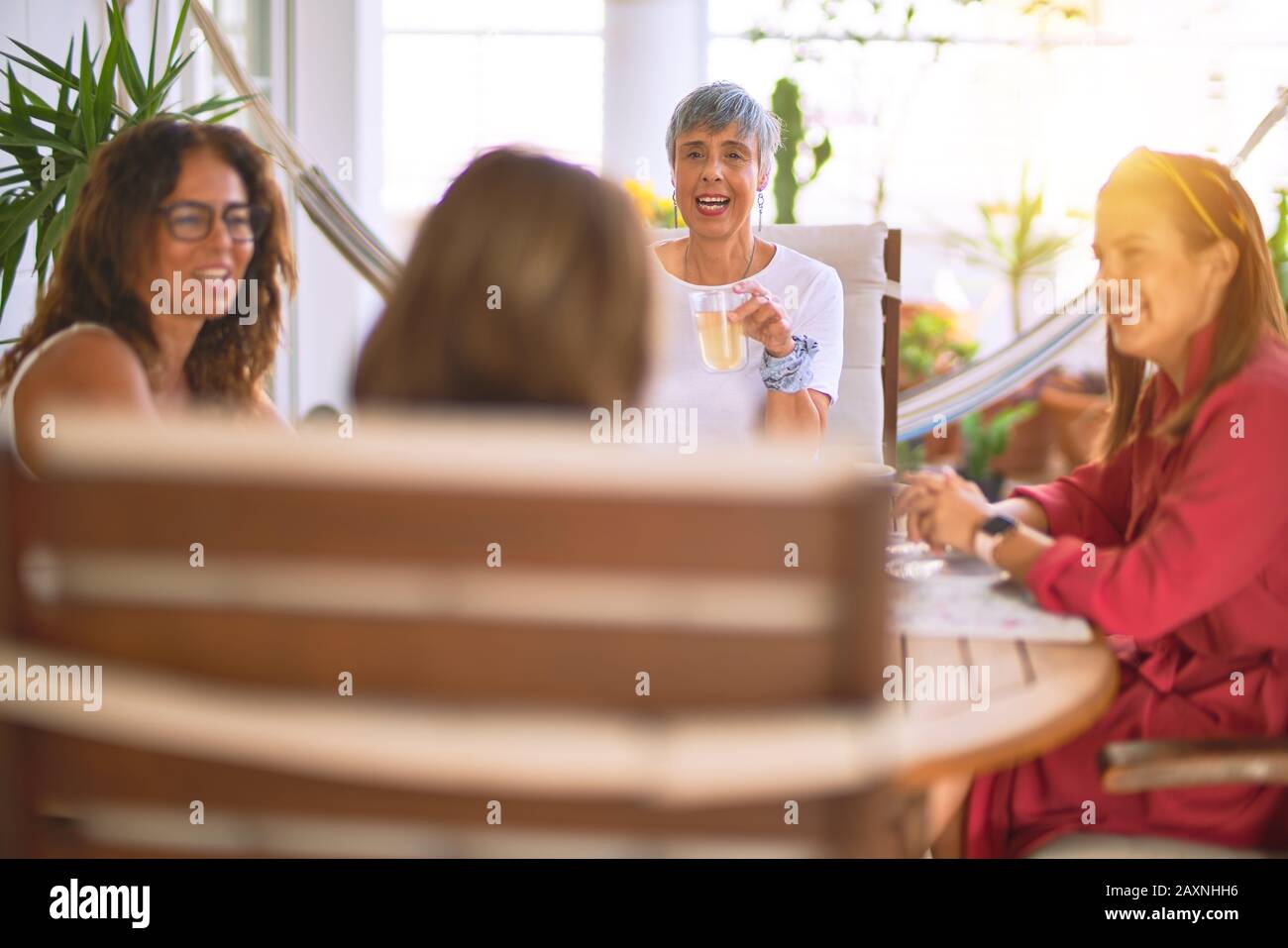 Dinking table hi-res stock photography and images - Alamy
