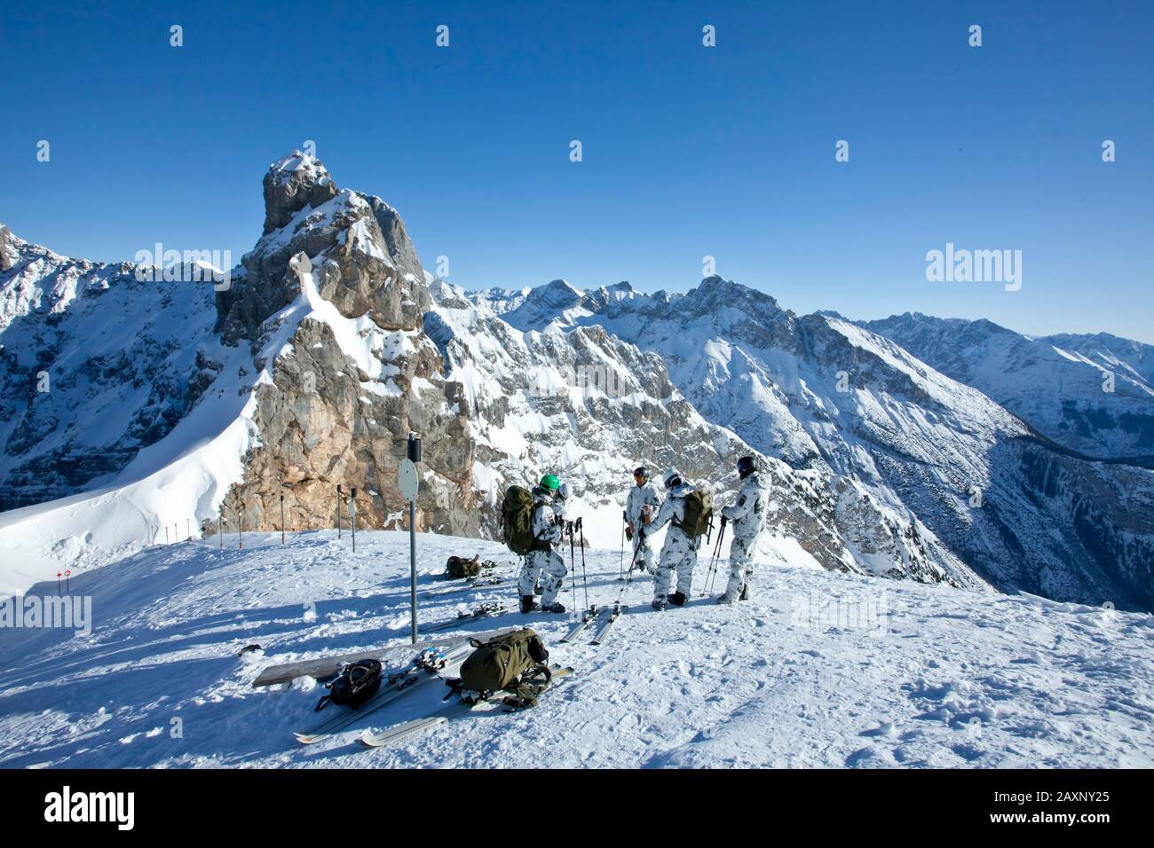 Men of the Bundeswehr while ski tour in the Dammkar, Karwendel, Mittenwald, Upper Bavaria, Bavarians, Germany Stock Photo