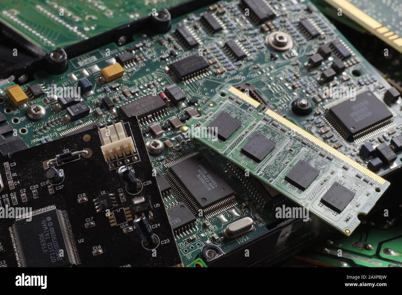 RAM memories, hard drives, expansion cards. Used consumer electronics