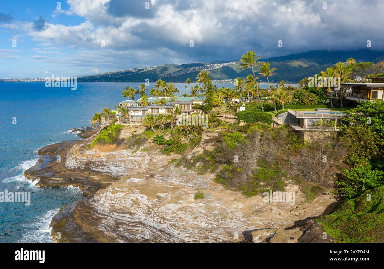 Expensive cliff top houses at Portlock overlooking the ocean in Oahu