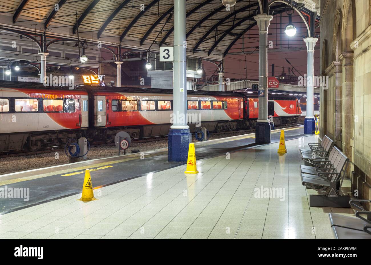 London North eastern railway ( LNER ) high speed train  (Intercity 125 ) at Newcastle central station with power car 43290 leading Stock Photo
