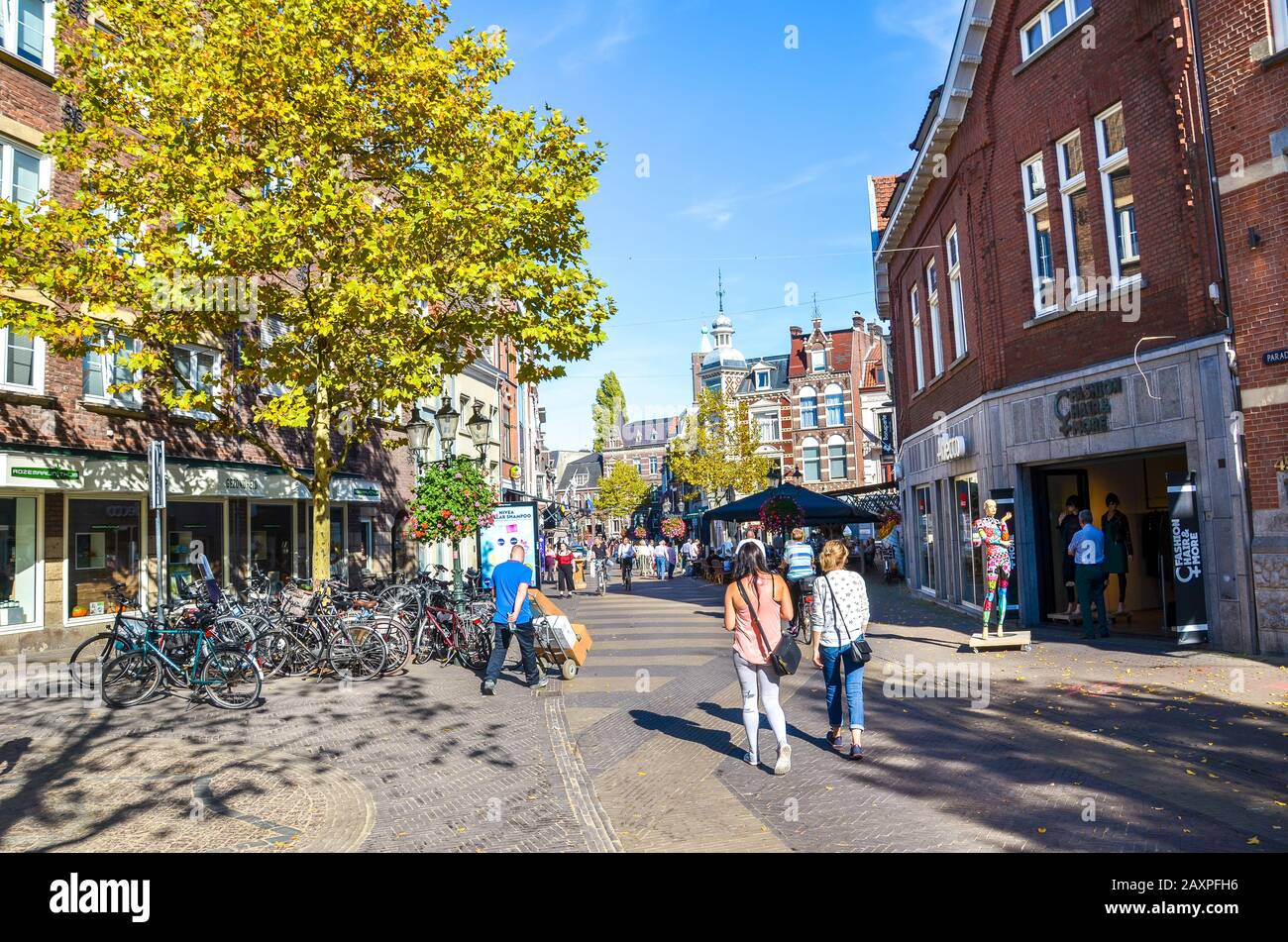 Dutch shopping street people hi-res stock photography and images - Alamy