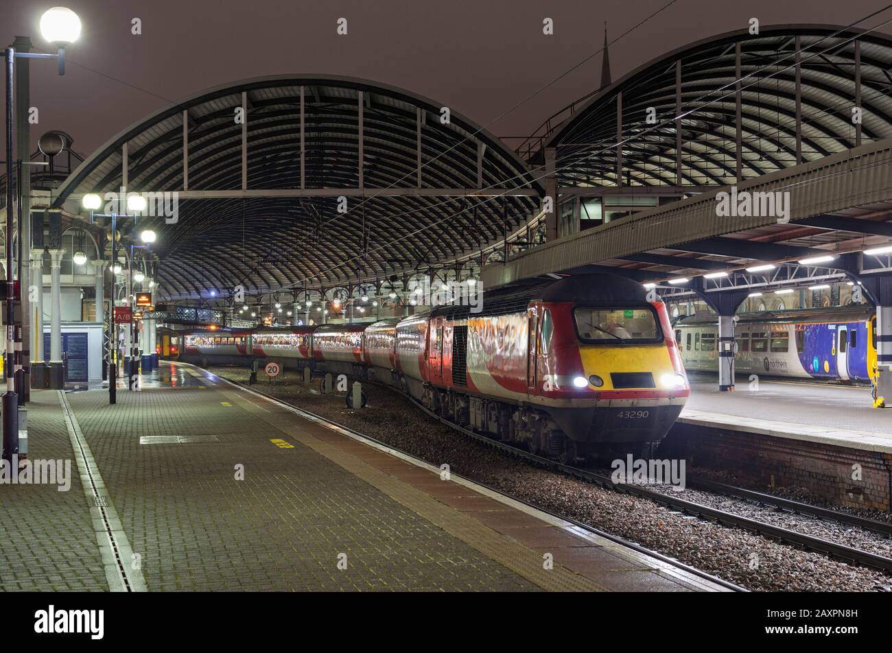 London North eastern railway ( LNER ) high speed train  (Intercity 125 ) at Newcastle central station with power car 43290 leading Stock Photo