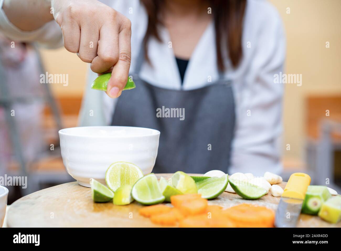 Hand squeeze limes hi-res stock photography and images - Alamy