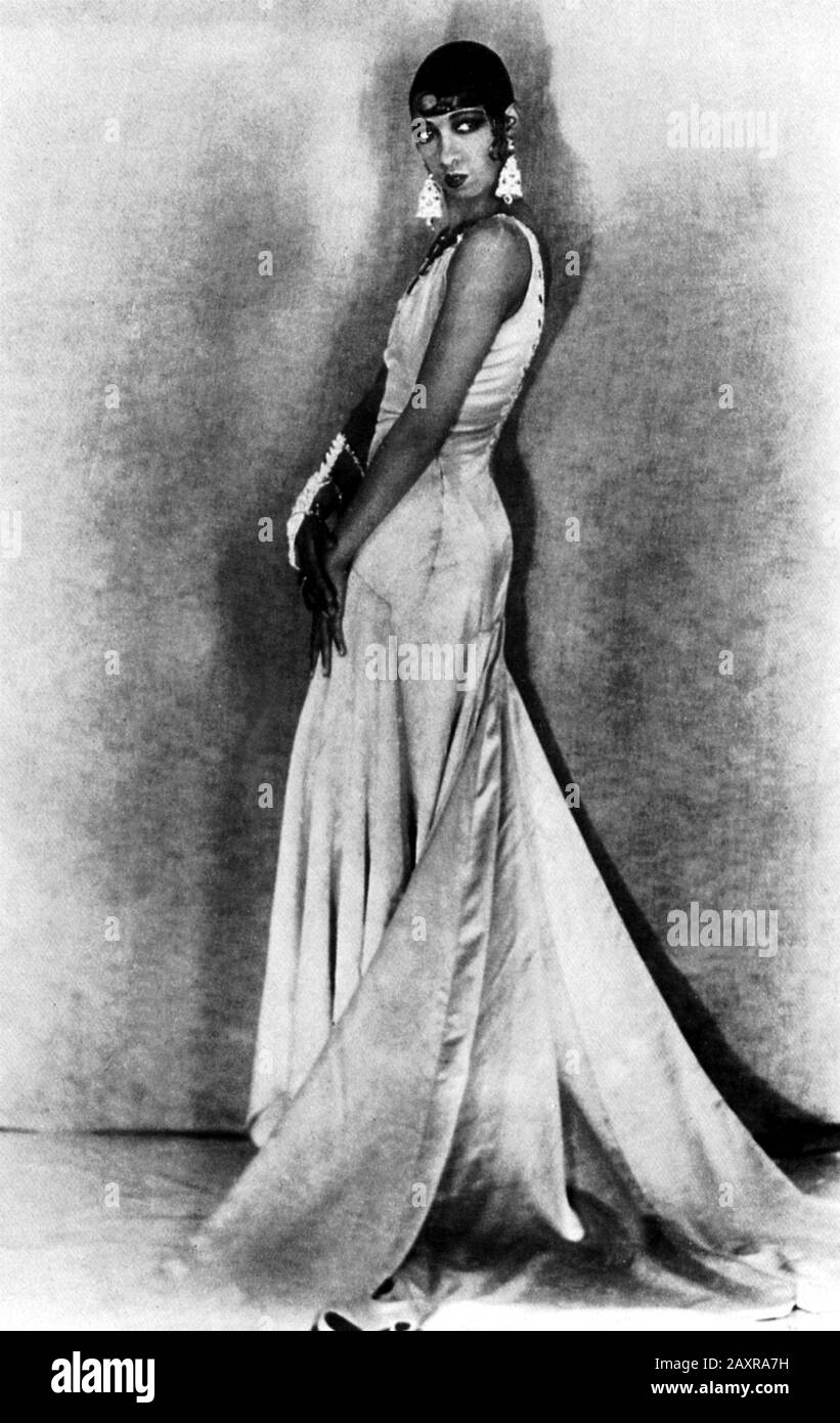 1927 ca. , Paris , France  : The celebrated american black singer and dancer JOSEPHINE BAKER ( 1906 - 1975 ). Photo by G.L. MANUEL fréres , Paris .  -  Musical - ballerina - cantante - di colore  - teatro - theatre - exotic - Parigi - Folies Bergeres - Moulin Rouge  - ritratto - portrait  - DANCE - DANZA  - JAZZ - orecchino - orecchini - eardrops - jewel - jewels - jewellery - gioiello - gioielli  ---- Archivio GBB Stock Photo