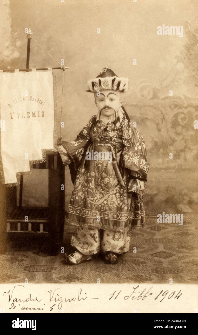 1904 , 11 february, FIRENZE , ITALY :  A little girl disguised as an ancient Chinese Mandarin for a masked party for Carnival 1904 at the Royal Salvini Theater in Florence named Vanda Vignoli (4 years old) winner of the First Prize  . Photo by unknown photographer . In 1923 with the name of ANNA WANDA VIGNOLI will be known as a famous theater actress of comedies in Italy . - FLORENCE - FOTO STORICHE - HISTORY PHOTOS - BAMBINO - BAMBINI - BAMBINA - BAMBINE - CHILDREN - CHILD - BABY  - CHILDHOOD -  BABY  - INFANZIA - NOVECENTO - '900 - 900's - XX CENTURY  - FESTA IN MASCHERA - CARNEVALE - baffi Stock Photo