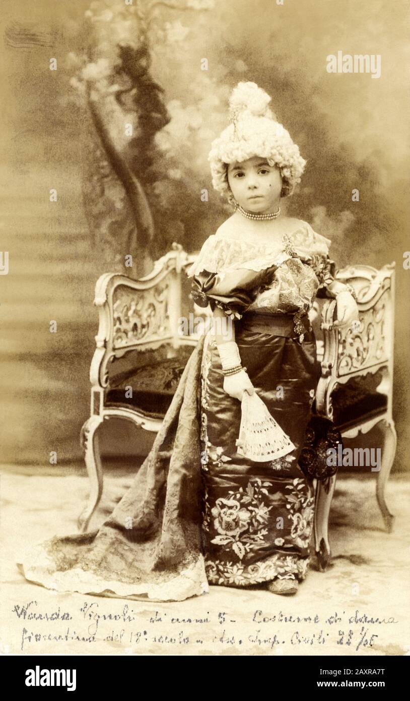 1905 , 22 february, FIRENZE , ITALY :  A little girl disguised as an ancient XVIII Century florentinian Gentlewoman for a masked party for Carnival 1905 at the Royal Salvini Theater in Florence named Vanda Vignoli (5 years old) . Photo by unknown photographer . In 1923 with the name of ANNA WANDA VIGNOLI will be known as a famous theater actress of comedies in Italy . - FLORENCE - FOTO STORICHE - HISTORY PHOTOS - BAMBINO - BAMBINI - BAMBINA - BAMBINE - CHILDREN - CHILD - BABY  - CHILDHOOD -  BABY  - INFANZIA - NOVECENTO - '900 - 900's - XX CENTURY  - FESTA IN MASCHERA - CARNEVALE - DAMA '700 - Stock Photo