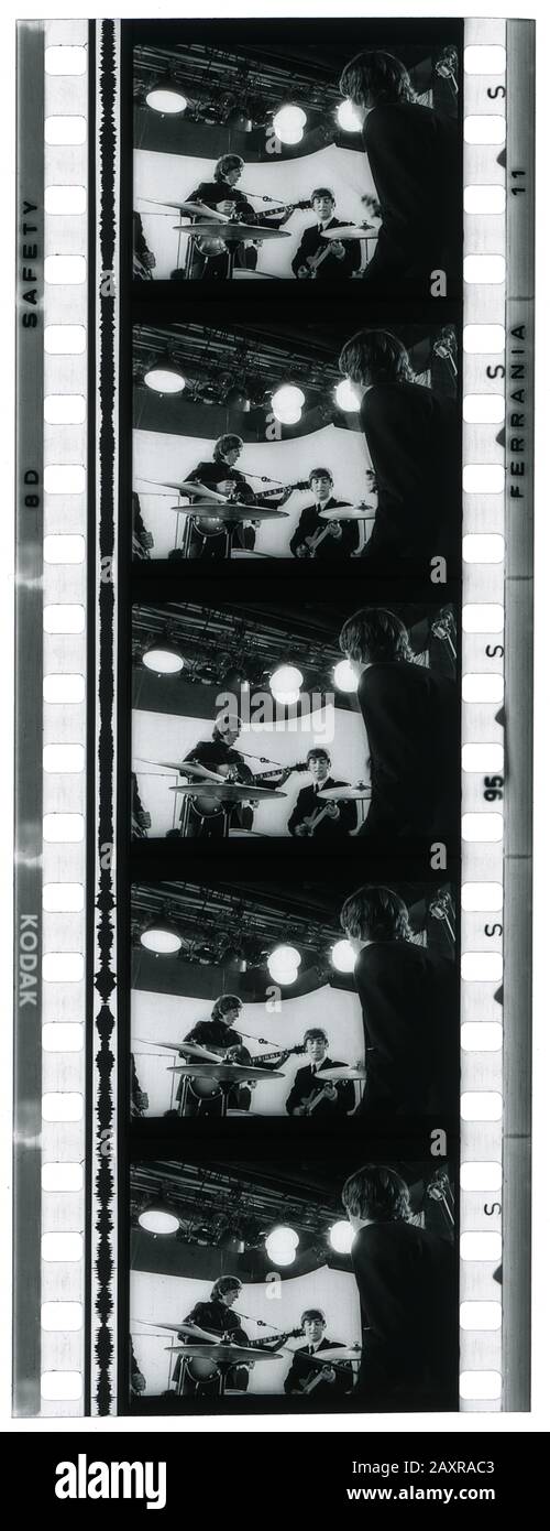 1964 , GREAT BRITAIN : Film cell strip with  JOHN LENNON , GEORGE HARRISON and RINGO STARR from THE BEATLES movie A HARD DAY'S NIGHT ( 1964 - Tutti per uno ) by Richard Lester , cinematographed by Gilbert Taylor . Screenplay by Alun Owen . Distributed by United Artists . - FILM - MOVIE - CINEMA - FILM STRIP CELL - fotogramma - fotogrammi - pellicola cinematografica - banda sonora - POP - MUSICA ROCK - MUSIC - 60's - '60 - ANNI SESSANTA - Rock Band  --- NOT FOR ADVERTISING USE --- NON PER USO PUBBLICITARIO --- WARNING: This photograph can only be reproduced by publications in conjunction with t Stock Photo