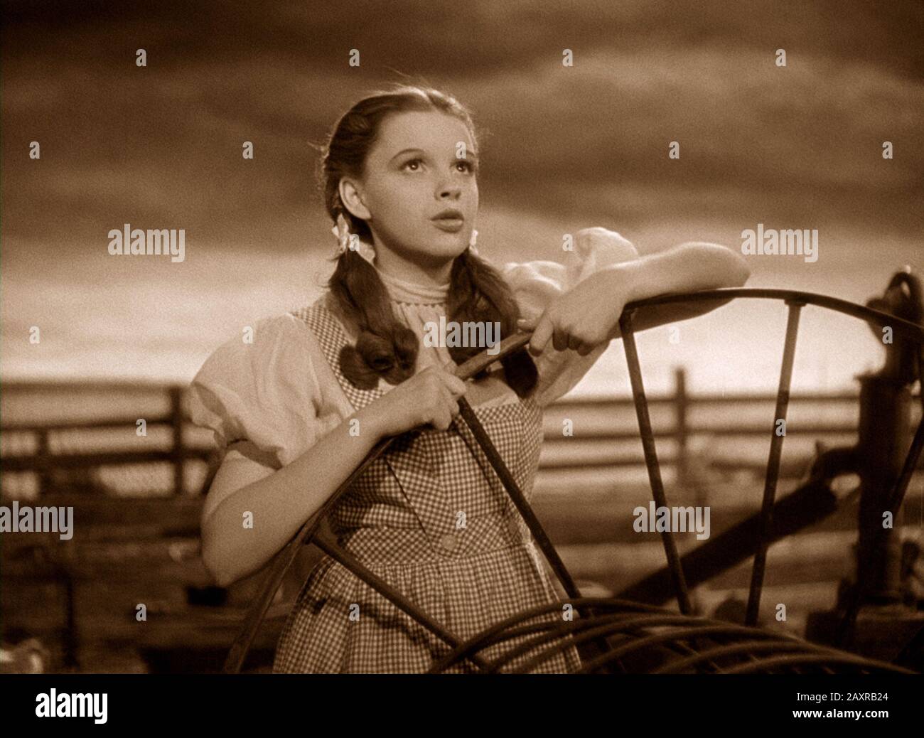 1939 , USA : Pubblicity still with  JUDY GARLAND ( 1922 - 1969 ) sing the song OVER THE RAINBOW in celebrated movie The Wizard of Oz ( Il mago di Oz ) by Victor Fleming  . - USA - FILM - MOVIE - CINEMA  - FILM   ----   Archivio GBB Stock Photo