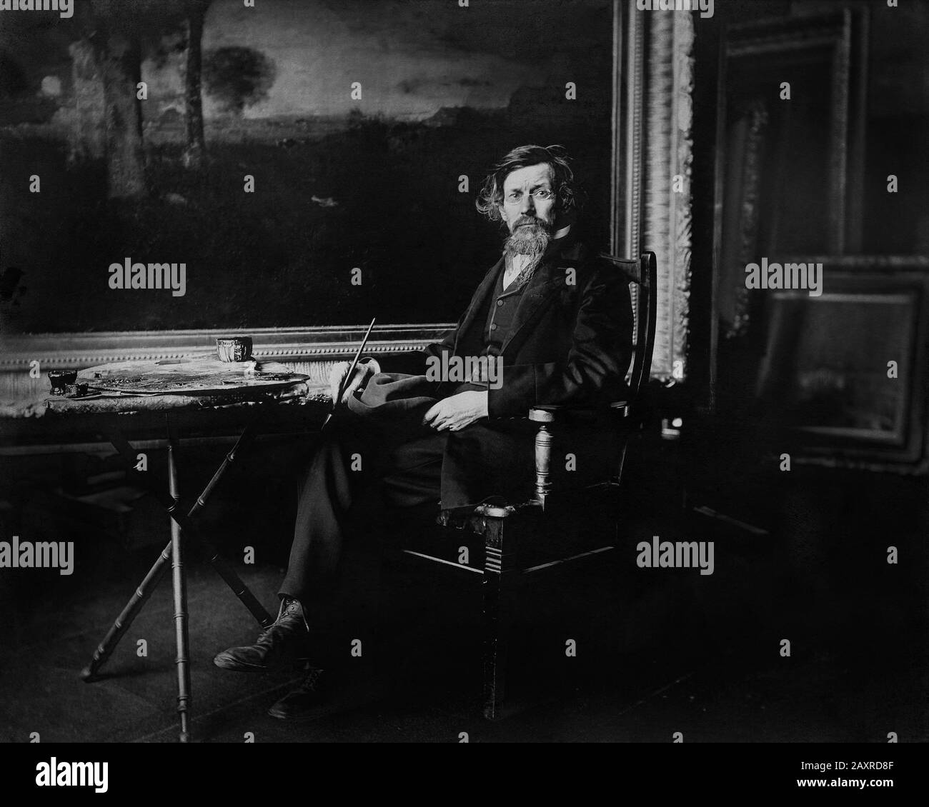 1880 ca , USA : The american painter GEORGE INNESS ( 1825 - 1894 ) in atelier . Photo by E. S. Bennett - ARTS - ARTI VISIVE - ARTE - Francia - PORTRAIT - RITRATTO - HISTORY - FOTO STORICHE - beard - barba - tavolozza - palette  --- Archivio GBB Stock Photo