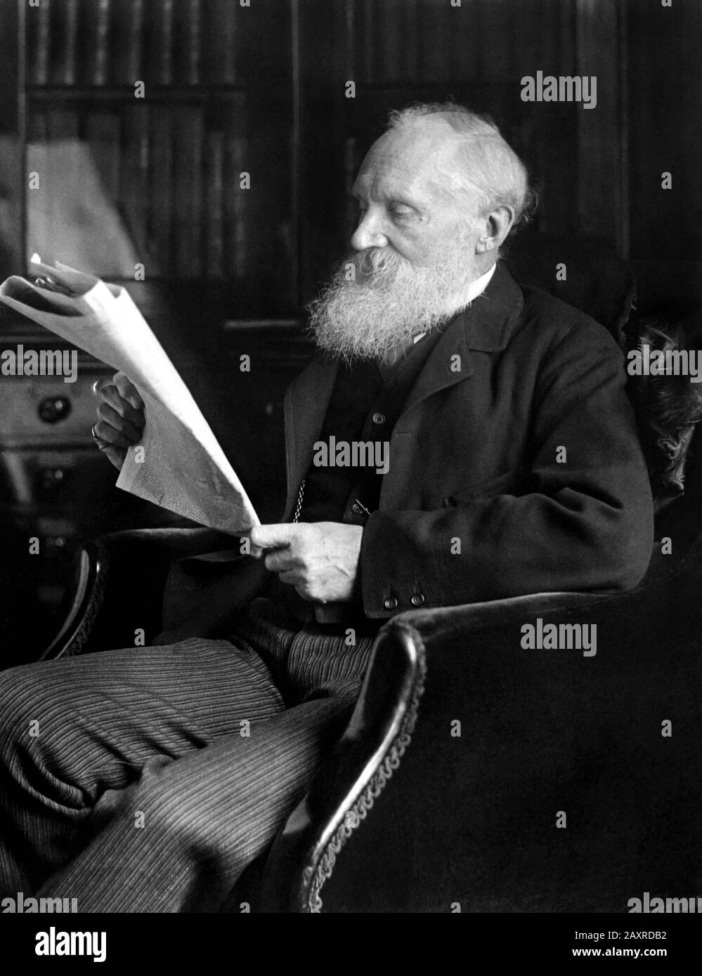 The irish-born phisician LORD William Thompson KELVIN ( Belfast 1824 - Netherhall 1907 ) founder of Thermodinamic and the graduation of temperature .- TEMPERATURA in GRADI SCALA KELVIN - FISICA - FISICO - scienziato - SCIENZA - SCIENCE - scientist - scopritore - ENERGIA TERMICA - TERMODINAMICA - portrait - ritratto - profilo - profile - barba - beard - white hair - capelli bianchi - uomo anziano vecchio - older old ancient man  - lettore di un giornale quotidiano - reader - newspaper ---  ARCHIVIO GBB Stock Photo