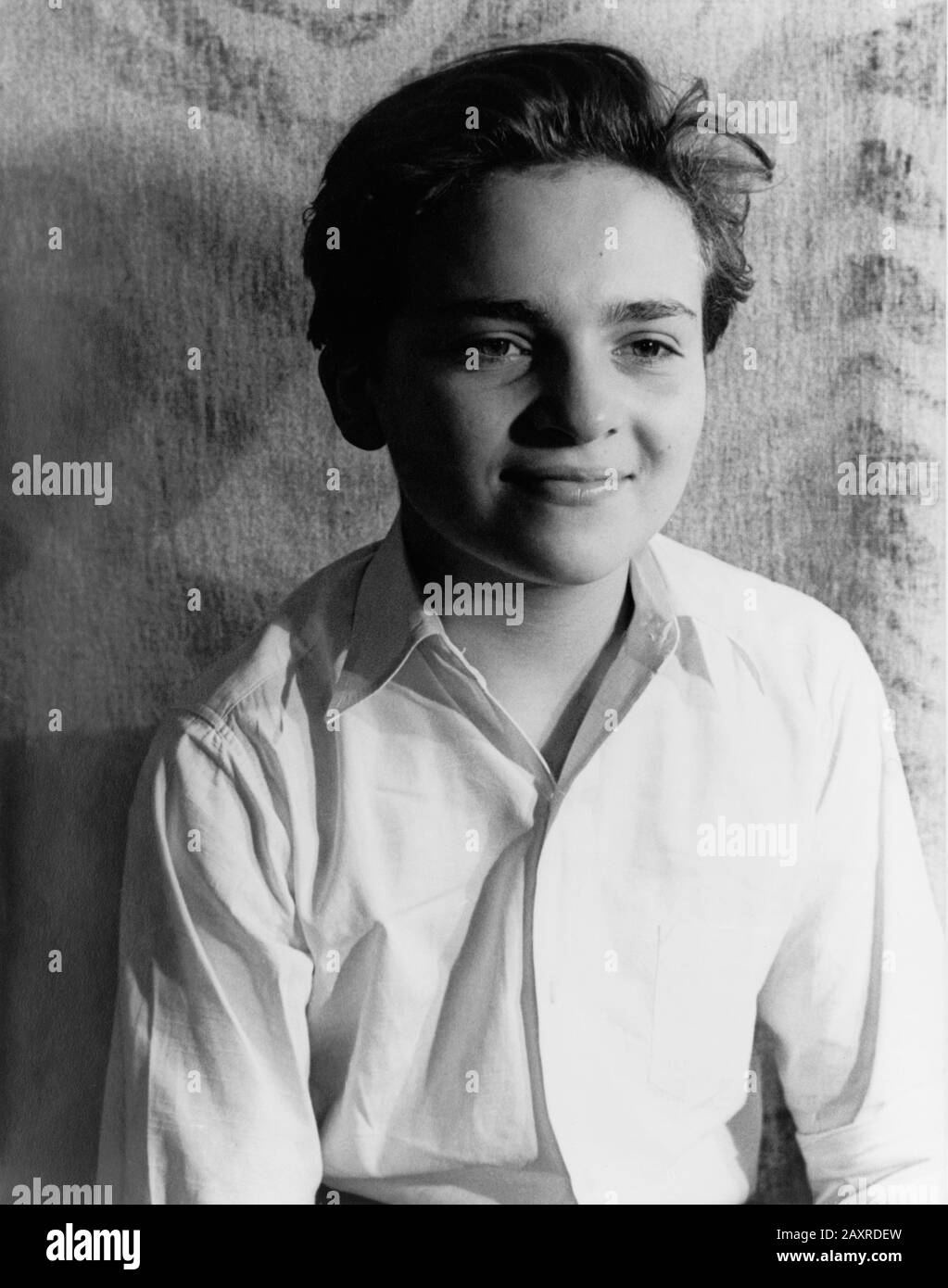 1939 , 7 may , USA  : The future celebrated movie director SIDNEY LUMET ( 1924 - 2011 ), when was a boy actor in his theatre role of Johnnie in the Broadway play MY HEART'S IN THE HIGHLANDS  by William Saroyan , performed at Guild Theatre , a comedy about a young boy and his Armenian emigrant family . Photo by the writer , critician , painter and photographer CARL VAN VECHTEN ( 1880 - 1964 )  - FOTO STORICA STORICHE - HISTORY - MOVIE - CINEMA - TEATRO - THEATRE - camicia bianca - white shirt - smile - sorriso - ATTORE PRODIGIO - celebrità personalità da giovane giovani da bambino - personality Stock Photo