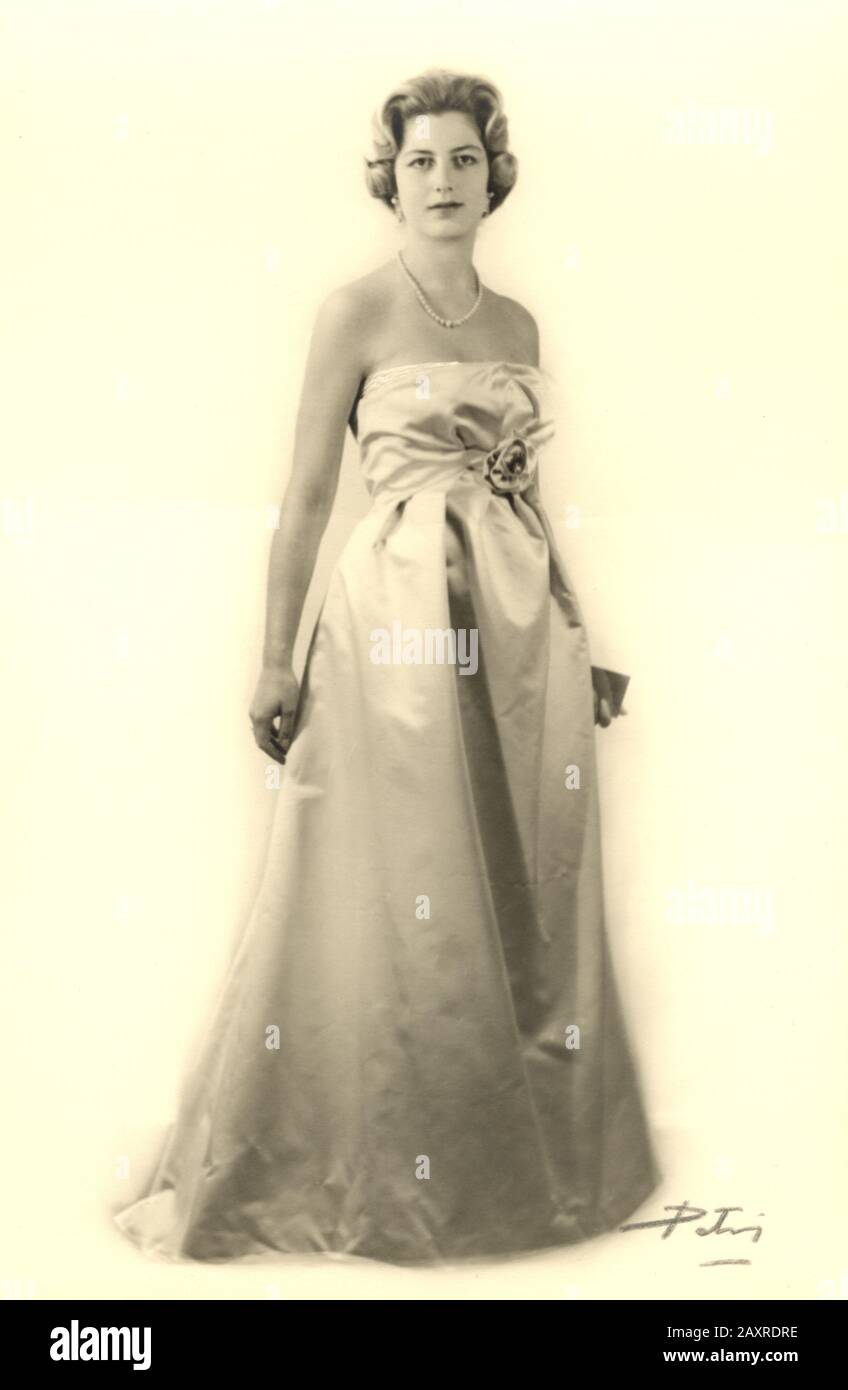 1958 ca, ROMA , ITALY : Undentified blonde elegant italian woman from High-Society or Roman nobility in luxurious white satin evening dress, pearl necklace and white fox stole . Photo by celebrated woman photographer ELISABETTA PETRI , with atelier in Via della Croce , 81 , Rome . Usually this type of photographs were taken on the occasion of the engagement, showing off the jewels donated by the future husband (the ring) and parents (the pearl necklace). - FASHION - MODA - ANNI 50 - '50 - 50's - RITRATTO - PORTAIT - DONNA - FOTOGRAFA - HISTORY - FOTO STORICHE - pelliccia - fur - collana di per Stock Photo