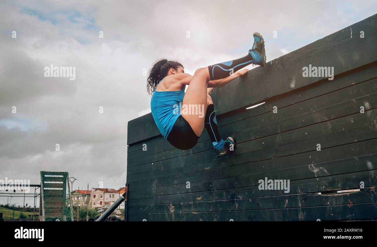 препятствия вселению в квартиру. радостные люди в квартире. джордж герберт паркур. преграда на пути. картины паркур.
