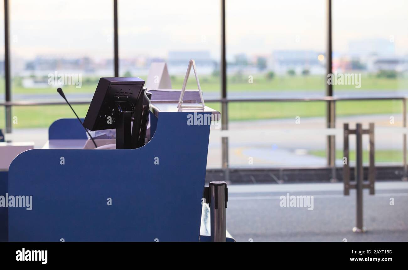 Service Counter for Airline Gate Agents, Stewards, Stewardesses or Ground Attendants in front of a boarding gate in an airport. Business Travel, Workp Stock Photo