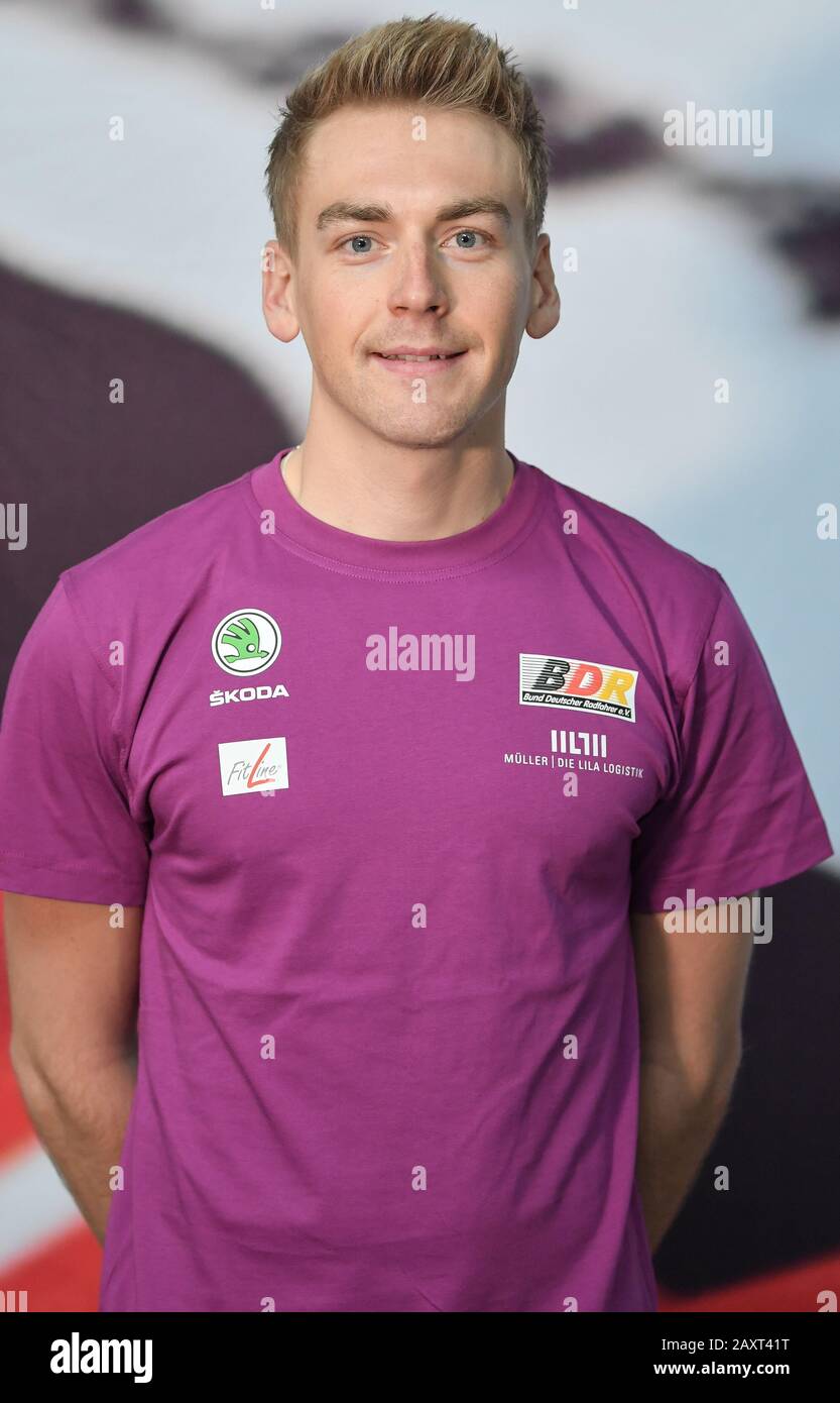12 February 2020, Brandenburg, Frankfurt (Oder): Theo Reinhardt, rad-net Rose Team, photographs at the Media Day of the German Cyclists' Association (BDR) at the track Olympic base in the Oderlandhalle. Photo: Patrick Pleul/dpa-Zentralbild/ZB Stock Photo