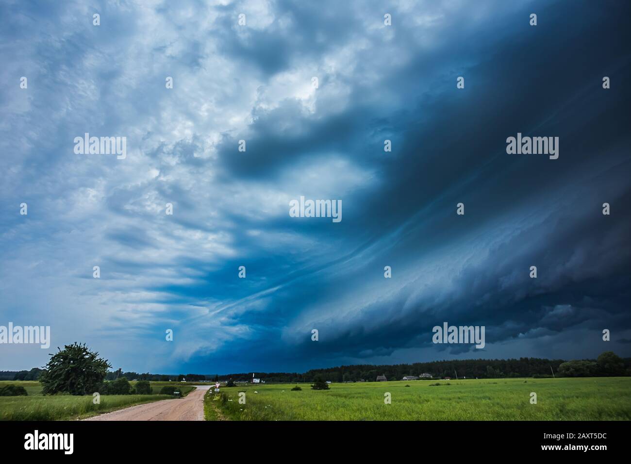 Storm clouds with shelf cloud and intense rain Stock Photo - Alamy