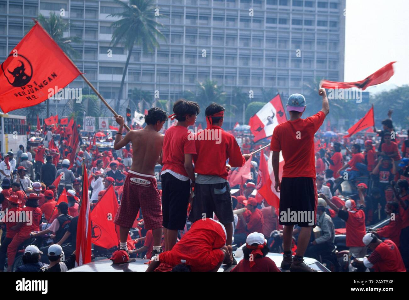 Indonesia after the fall of Suharto. Supporters of Megawati Sukarnoputri and the Partai Demokrasi Indonesia (PDI), flood onto the streets of Jakarta, Indonesia, during an election campaign, June 1999 Stock Photo