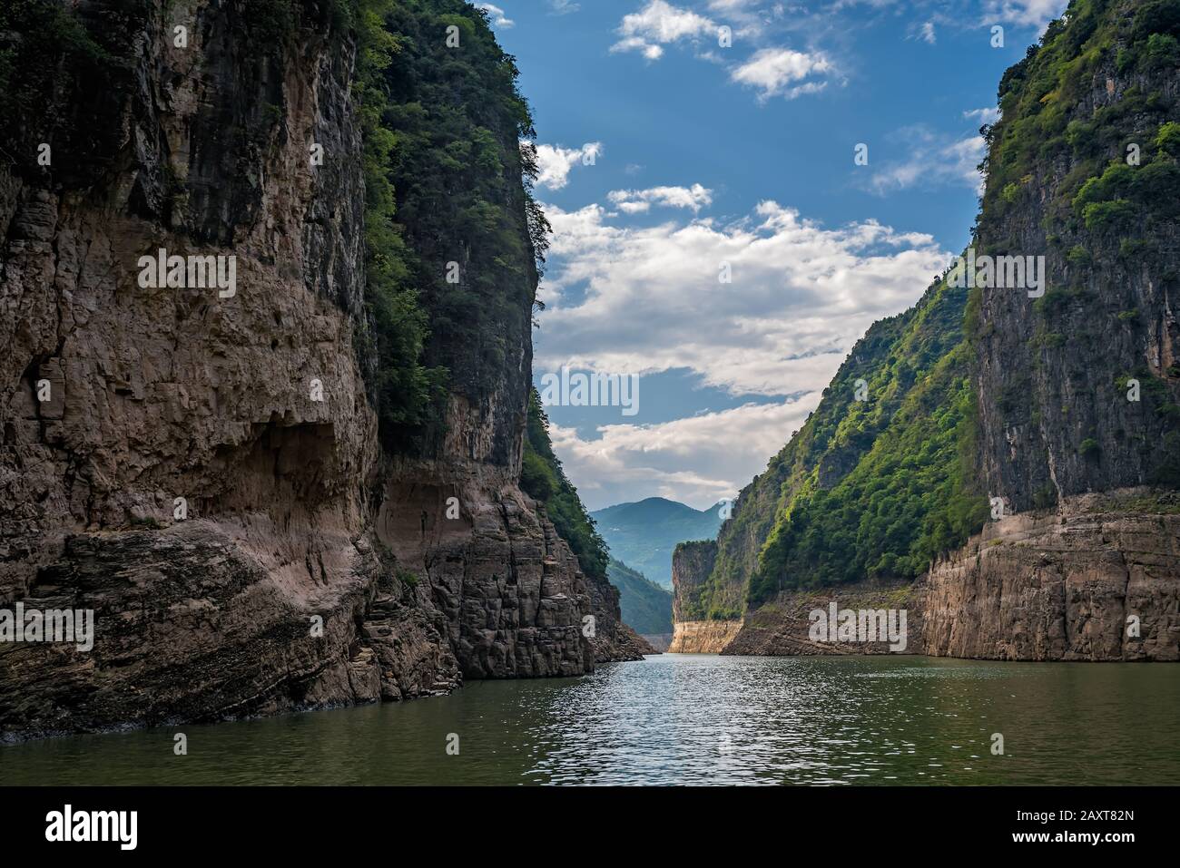 Deep vertical canyon walls of the Shennong Xi Stream, Yangtze River  tributary, China Stock Photo - Alamy