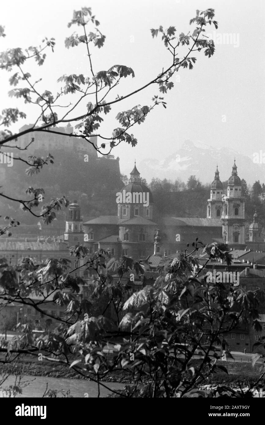 Blick auf die Kollegienkirche in Salzburg, Salzburg, Österreich, 1957. View of the Kollegienkirche in Salzburg, Salzburg, Austria, 1957. Stock Photo