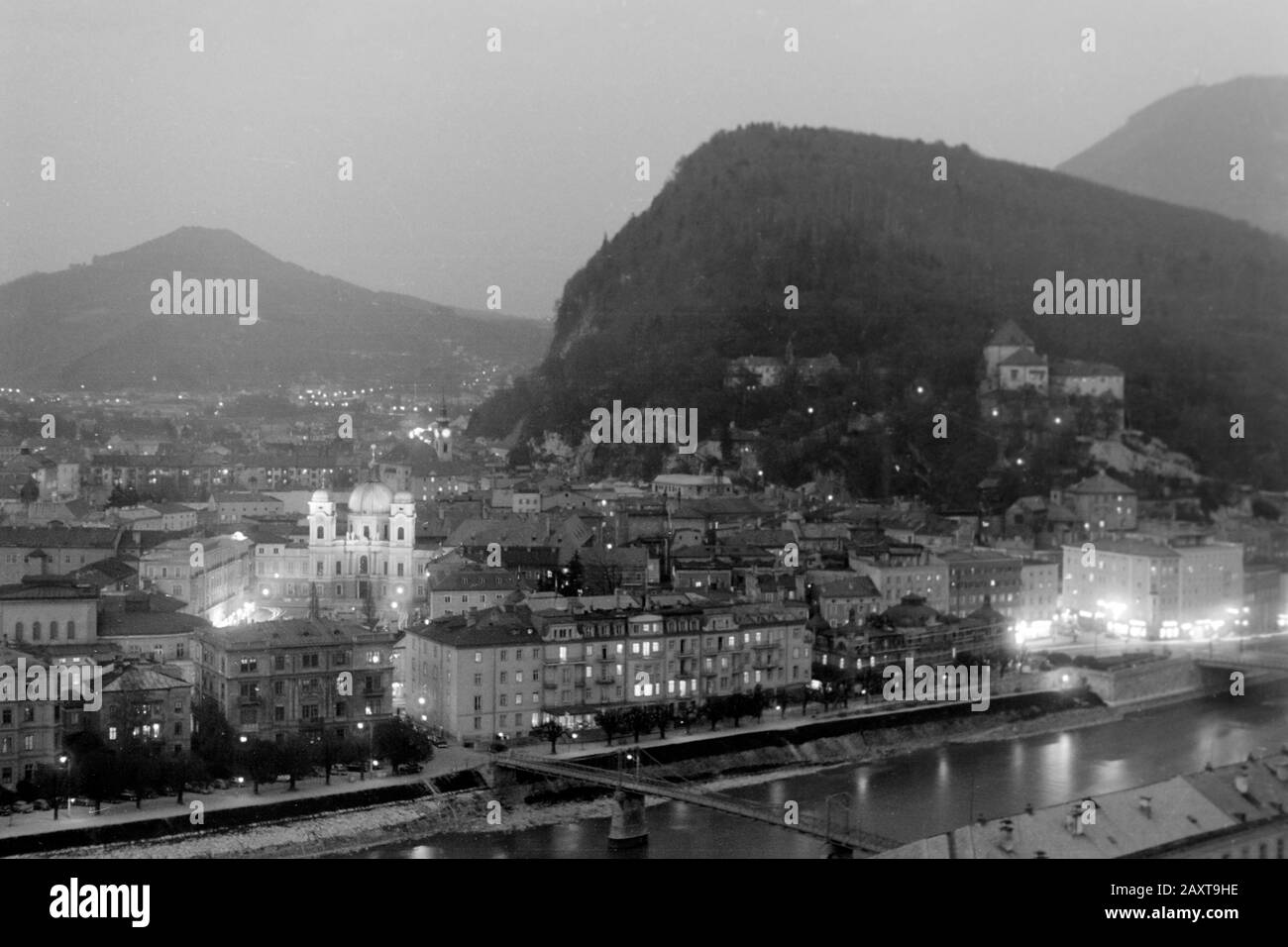 Blick Richtung Mönchsberg auf Festung und Altstadt, Salzburg, Österreich, 1957.  View towards Moenchsberg towards the fortress and old town, Salzburg, Austria, 1957. Stock Photo