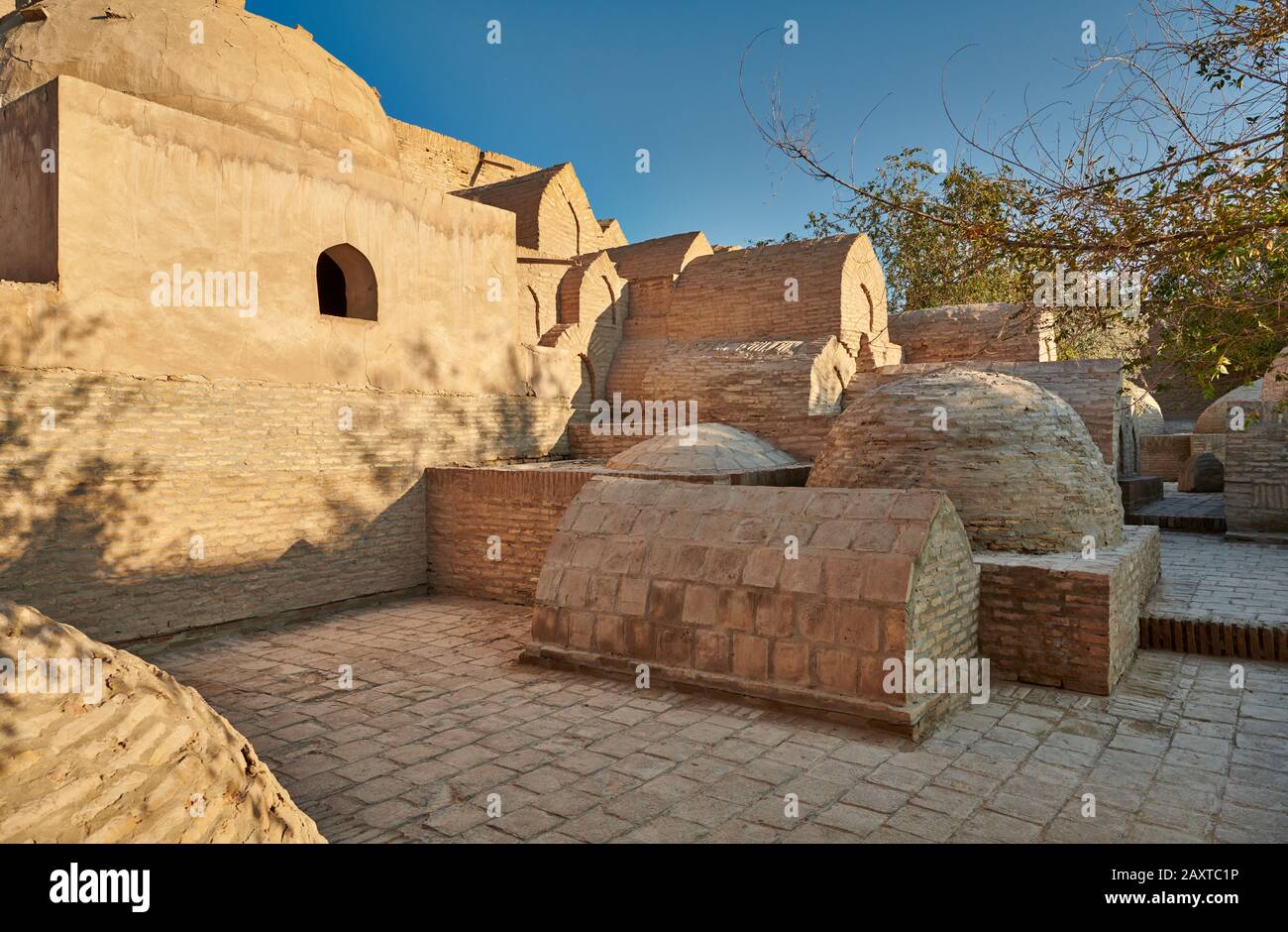 Tombs inside hi-res stock photography and images - Alamy
