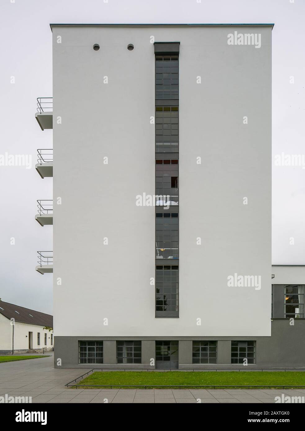 Dessau, Bauhaus, Prellerhaus 1925-26 von Walter Gropius, Balkone Seitenansicht Stock Photo