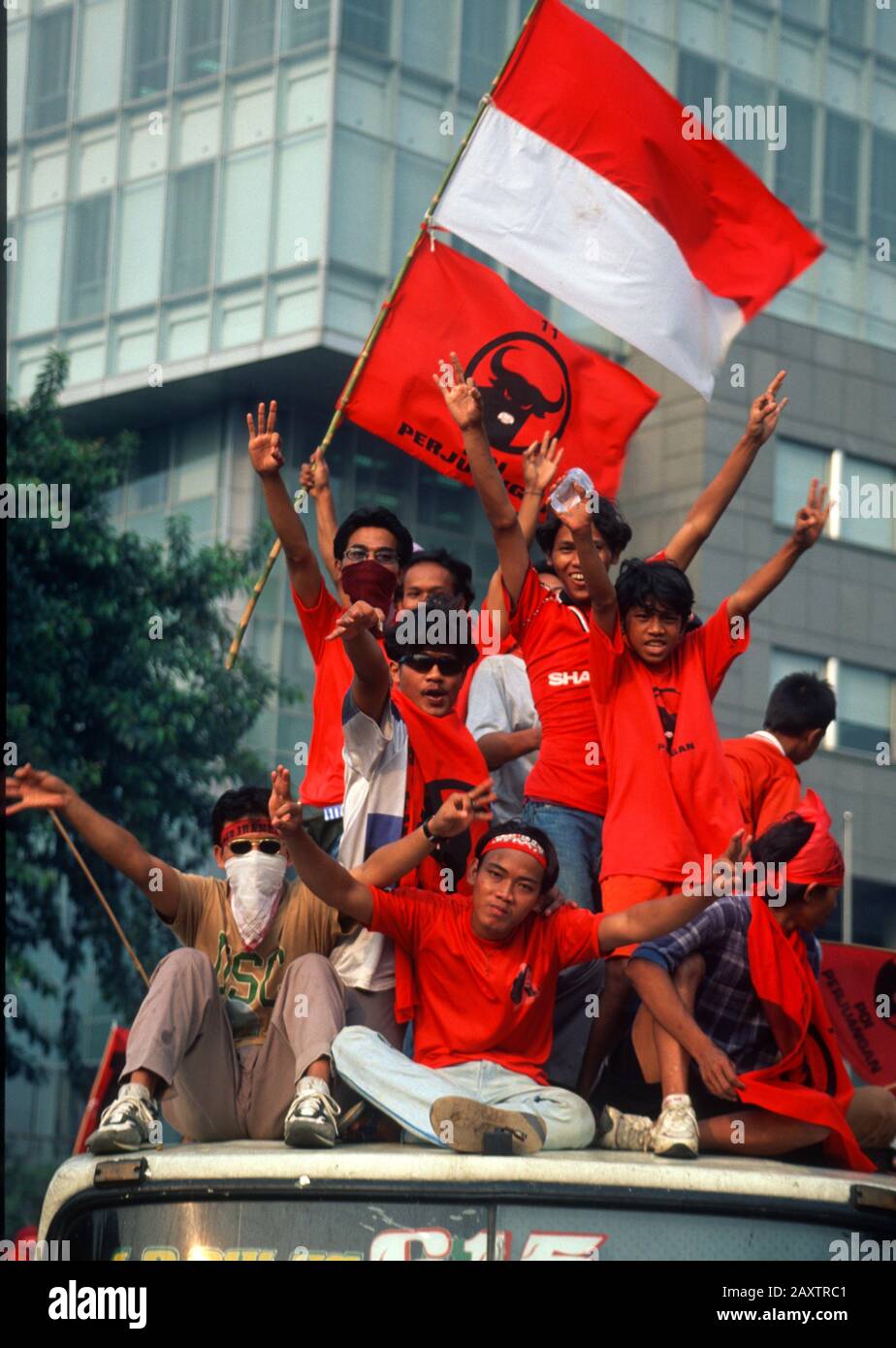 Indonesia after the fall of Suharto. Supporters of Megawati Sukarnoputri and the Partai Demokrasi Indonesia (PDI), flood onto the streets of Jakarta, Indonesia, during an election campaign, June 1999 Stock Photo