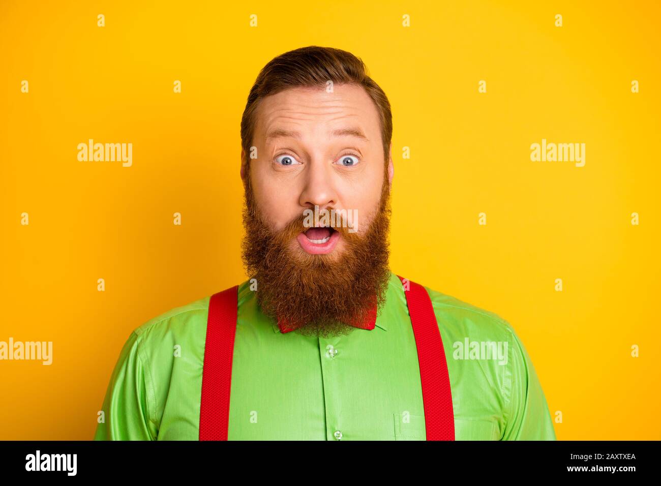 Open guy. Удивленный парень портрет. Картинка человека смподнятым вверх пальцем и открытым ртом. Заказать товар. Open guy.