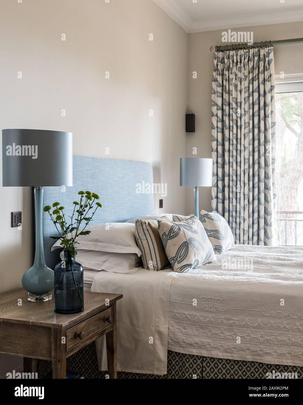 Blue and white toned bedroom Stock Photo - Alamy