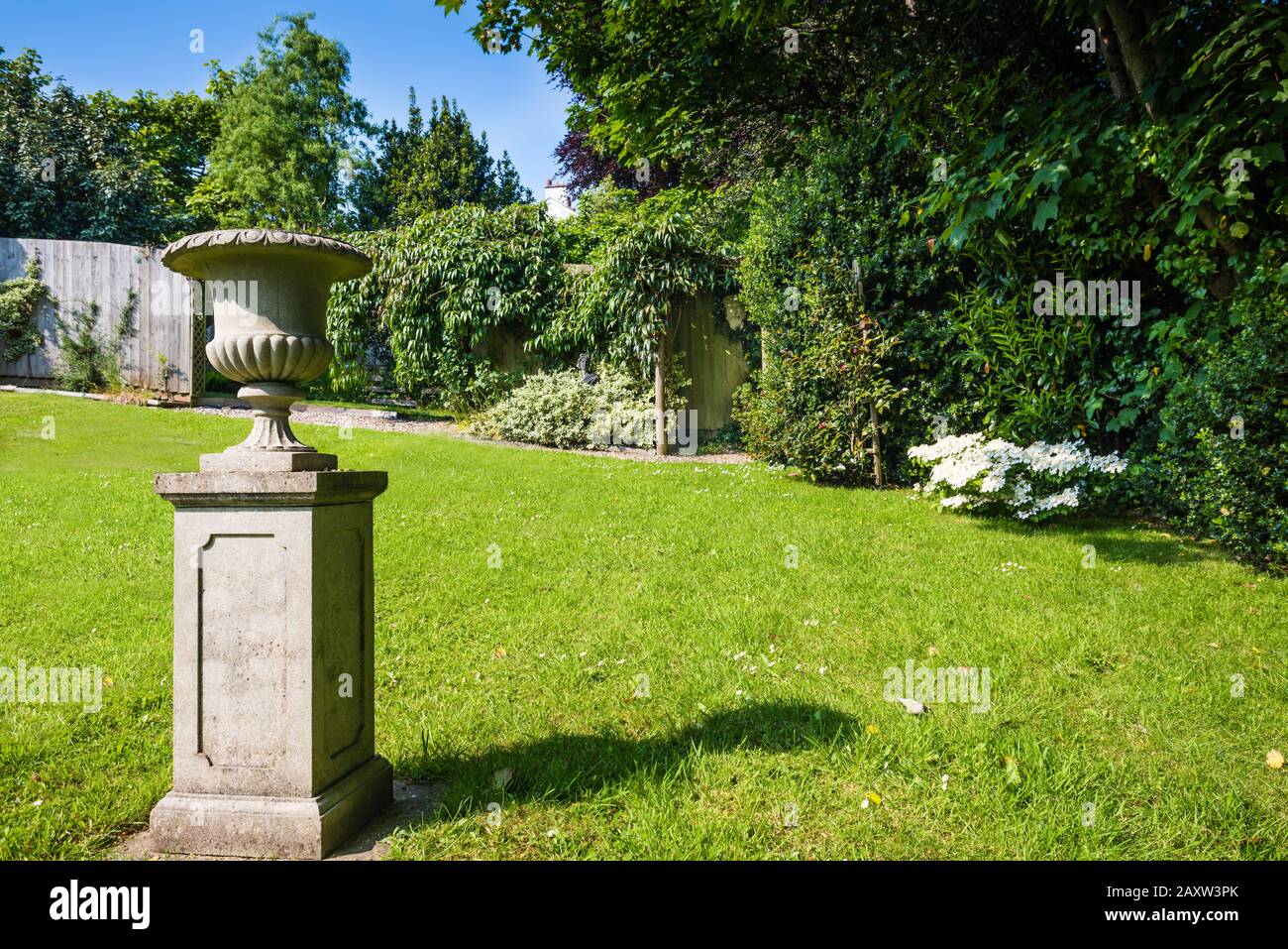 Summer comes to an English Country Garden Stock Photo - Alamy