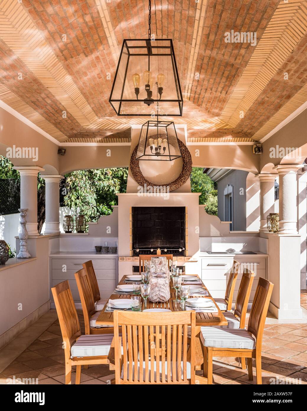 Outdoor dining table fireplace hires stock photography and images Alamy